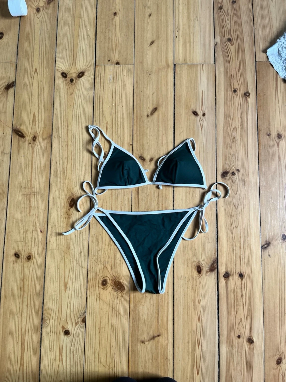 Mörkgrön bikini med vita kanter