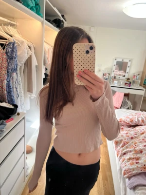 Beige ribbad croppad långärmad topp - Jättefin topp från Lager 157, storlek M men känns mer som XS💖 beige färg och fint skick
