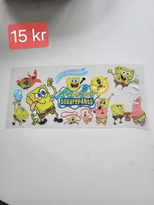 Wraps 16 oz - Ja har wraps i 16 oz me svampbob fyrkant på. De e ett klistermärke som man kan sätta var som helst men inte på tyg. Man tar bort baksidan sätter den där man vill ha den och sen tar bort skyddet på framsidan oxå. 