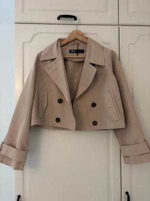 Croppad trenchcoat  - Så fin croppad trenchcoat från Zara.💕Storlek M men skulle säga att den passar mer S.