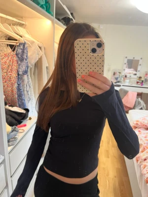 Långärmad mörkblå tröja med öppet i ryggen - Fin långärmad med öppet i ryggen från Gina Tricot Young, storlek 158/164, jättefint skick!💖