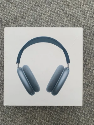 Blå Apple AirPods Max hörlurar - Snygga over-ear hörlurar från Apple i blå färg. AirPods Max har en stilren design med aluminiumkåpor, mesh-tyg på öronkuddarna och ett mjukt huvudband. Levereras med matchande smart case för enkel förvaring och skydd.