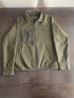 Olivgrön jacka från Polo Ralph Lauren - Snygg olivgrön jacka från Polo Ralph Lauren.  PRISET KAN DISKUTERAS 