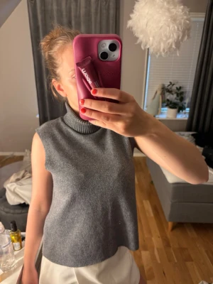 Grå stickad kortärmad med krage - Säljer!!