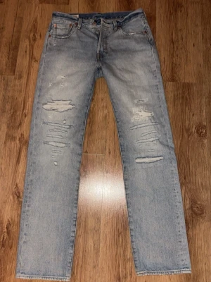 Levis 501 ljusblå jeans - Ljusblå Levis 501 jeans med raka ben. Användt 2 gånger. Om du nått du funderar över så skriv ett pm. 