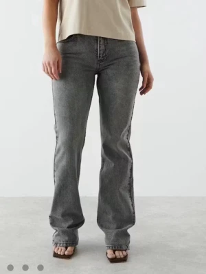 Grå straight jeans från Gina tricot i petite 🤍 - Grå straight jeans från Gina tricot, modellen är petite🤍hör av dig vid fler bilder på jeansen:)