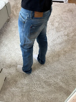 Replay jeans med slitningar  - Replay Waitom Jeans | skick 9/10 | Storlek 33/32 | Pris - 499kr | Modellen är ca 180cm lång | Hör av dig vid minsta fråga eller fundering!!