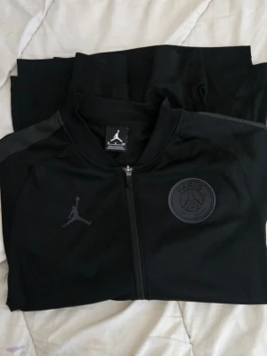 Svart psg och nike tröja - Snygg tröja från psg/nike. Nyskick. Storlek S