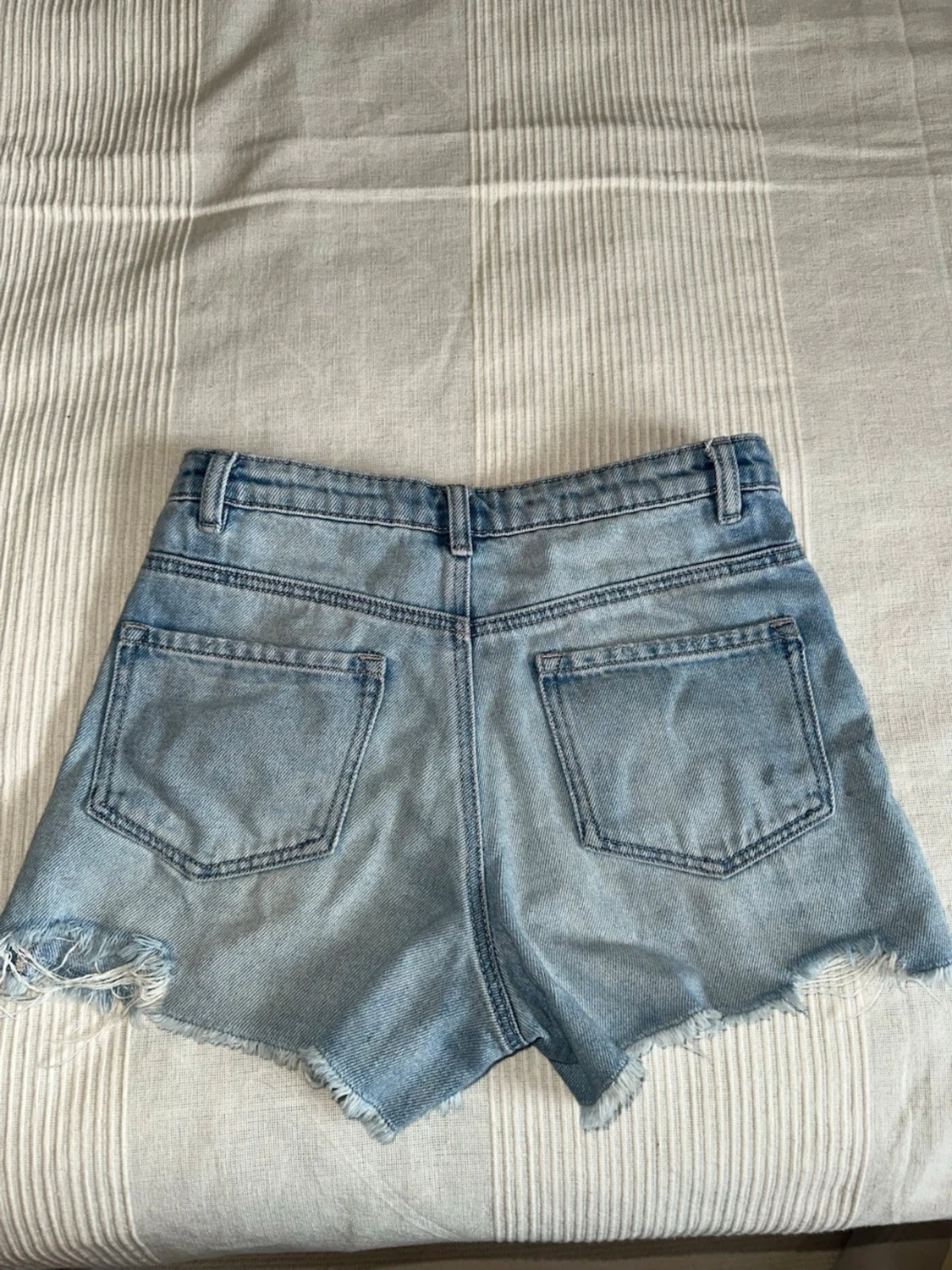 Ljusblå jeansshorts med pärldetaljer - 1