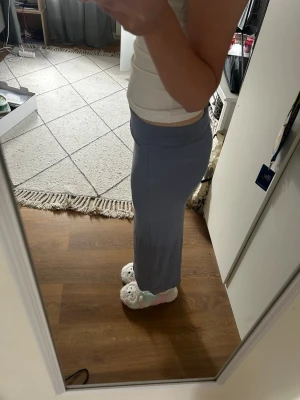 Ljusblå långkjol med slits - Säljer en ljusblå långkjol i mjukt material. Kjolen har en smal passform och en snygg slits på sidan som ger extra rörelsefrihet. Perfekt för dig som gillar stilrena och enkla plagg med en twist.