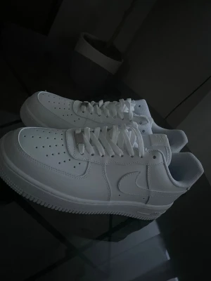 🤍 Nike Air Force 1 White – Storlek 43 🤍 - Säljer ett par klassiska Nike Air Force 1 i helvit färg, storlek 43. En av Nikes mest populära modeller som passar till allt – perfekt för vardag, skola, streetwear och sommaren.  ✅ Storlek 43 ✅ Stilren helvit design ✅ Bekväma att gå i ✅ Passar både tjejer och killar ✅ Lätta att matcha med alla outfits ✅ Bra skick  📦 Snabb frakt 💬 Skriv gärna vid frågor eller bud