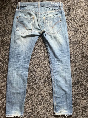 Dondup Jeans - Tjena! Säljer ett par riktigt snygga Donup jeans med väldigt feta slitningar. Som man kan se på bilderna är jeansen lagade ett antal gånger, enligt mig är det bara snyggt med alla slitningar. Alla stora hål är lagade utav mig och förra ägaren. Jeansen sitter slimfit och är i storlek 30/32, kan passa något mått större i båda dimensionerna då storlek inte står på jeansen, men detta är min uppskattning. Nypris på dessa ligger på cirka 3000 kr och jag sälj den dem för att endast 549. Kom med frågor!