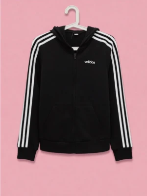 Svart Adidas hoodie med dragkedja - Svart hoodie från Adidas med klassiska vita ränder längs ärmarna och vit Adidas-logga på bröstet. Tröjan har dragkedja framtill, två fickor och en skön huva. Perfekt för en sportig och avslappnad stil.