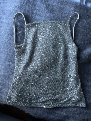 Glitter topp - Öppenrygg med justerbara band