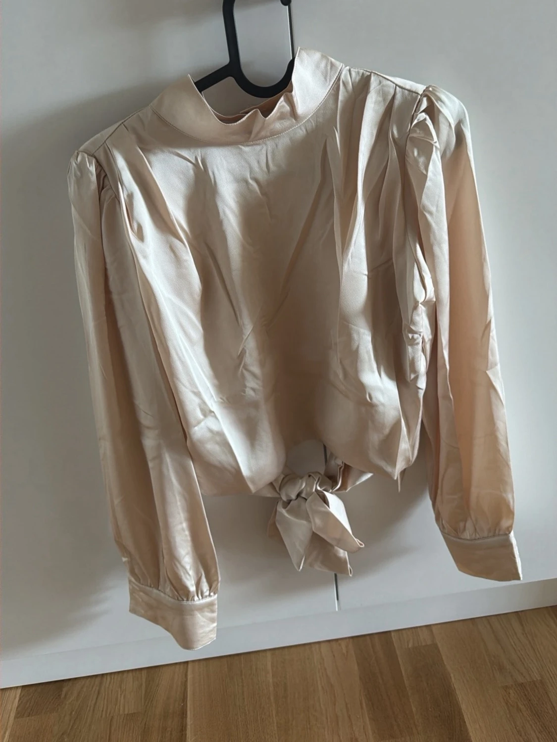 Beige satinblus med öppen rygg - 1