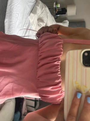 Rosa topp - Super fin topp ifrån Zara, storlek S men passar även Xs. Har en fläck på framsidan av toppen men den syns inte riktigt 💗
