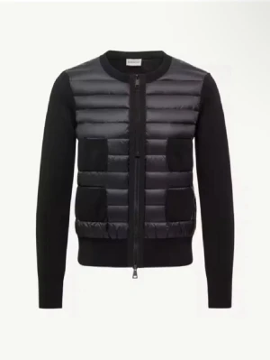 Moncler Cardigan - Säljer min svarta Moncler cardigan i storlek L som passar mig som vanligtvis har storlek S den är i jätte bra skick. Vid köp följer kvittot från Moncler butiken i Sthlm med! Skriv vid funderingar 💕