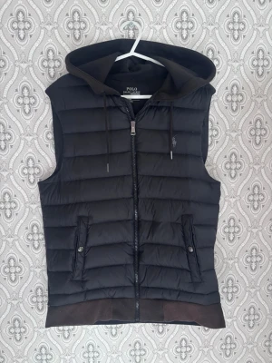 Ralph Lauren väst - Säljer nu denna jätte eftertraktade snygga Ralph lauren väst - Storlek S - Skick är mycket bra bara lite sol blekt i nedre delen - Hör av dig vid minsta fundering!