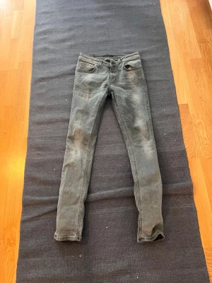 Grå skinny jeans från Nudie Jeans - Snygga nudie jeans perfekt inför sommaren. Dom är i storlek 28/32. Dom är lite mer mot det tajta hållet så jag skulle rekommendera att köpa om du har en storlek mindre eller om du är lite kortare. Vid fler bilder eller funderingar är det bara att höra av sig//Wille