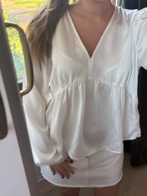 Vit v-ringad blus med lång ärm!! - Snygg vit blus med v-ringning och i glansigt material😁😁