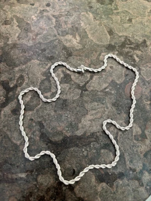 Vridet halsband i äkta silver 925 - Snyggt halsband i äkta silver 925 med vriden kedja som ger en cool och stilren look. Perfekt för att lyfta vilken outfit som helst. Halsbandet har en klassisk karbinhake och är gjort i blankt silverfärgat material.