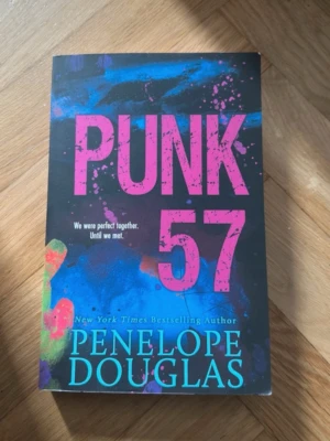 Punk 57 av Penelope Douglas - Ungdomsroman med svart omslag och färgstänk i blått, rosa och lila. Titeln 'PUNK 57' står i stora rosa bokstäver och författarens namn i turkost. Boken är på engelska och handlar om två tonåringar som brevväxlar och deras relation utvecklas oväntat.