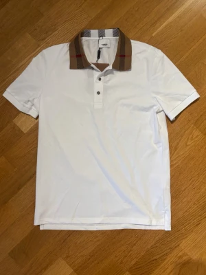 Vit burberry pike - Vit burberry piké i slimfit modell, perfekt nu till sommaren | Storlek Medium | Fraktar samma dag om köp sker innan 22:00