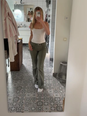 Gröna bootcut jeans med fickor - Snygga gröna bootcut jeans från h&m. Använt 1 gång och säljer då de inte kommer till användning längre tyvärr❤️ 