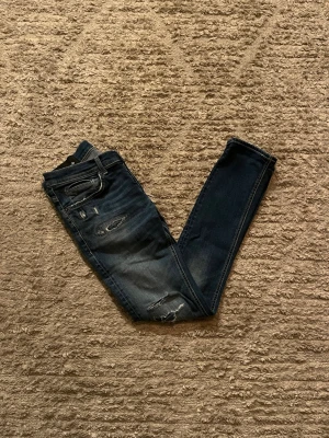 Dondup George  - Säljer nu dessa Dondup George jeans i storlek 32. Midja 40|Lår 23cm|Ytterlängd 102cm| Innerlängd 80cm. Skick 9/10 inga skador. För fler frågor eller funderingar är de bara att höra av sig