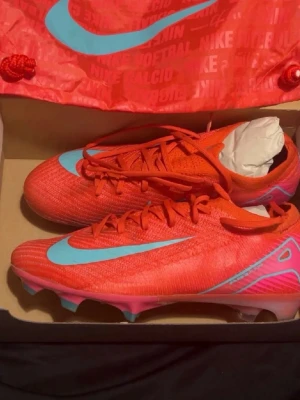 Nike elites fotbollsskor  - Helt nya Nike elites oanvända kommer med påse!. Storlek 39 inga skador✅