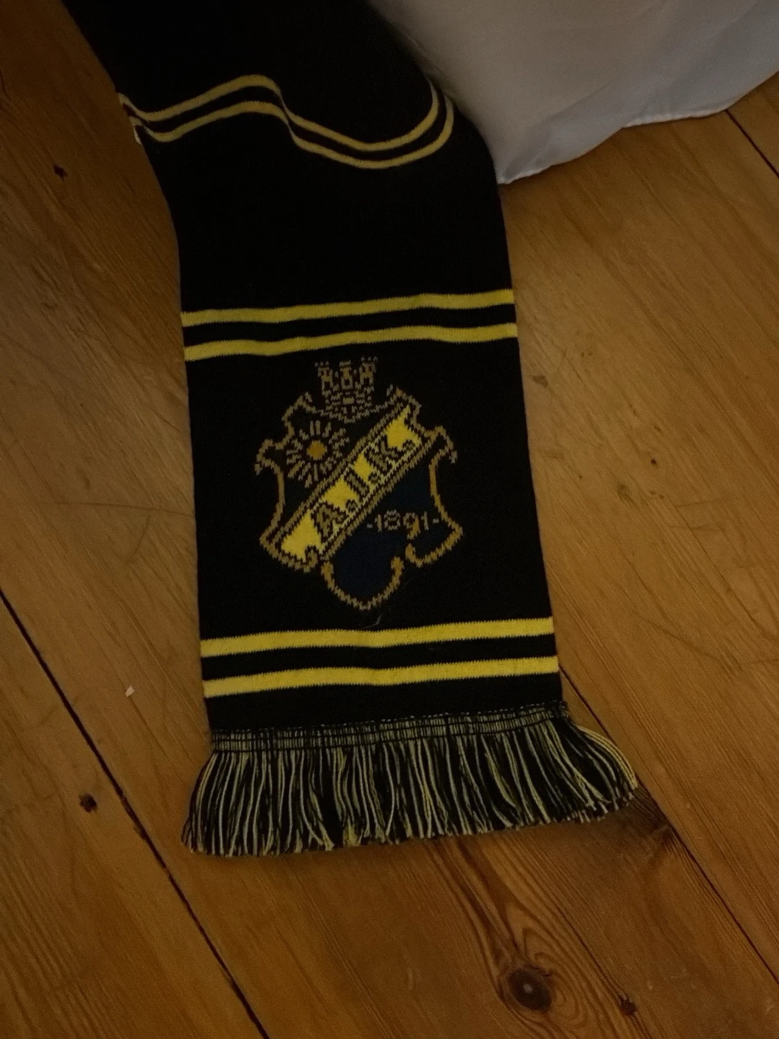 Säljer en skit ful halsduk