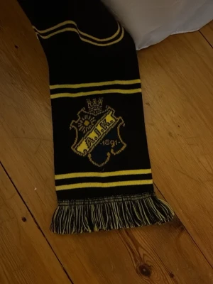 Säljer en skit ful halsduk - Säljer en skit ful halsduk med klubben ”allmänna idrottsklubben” 