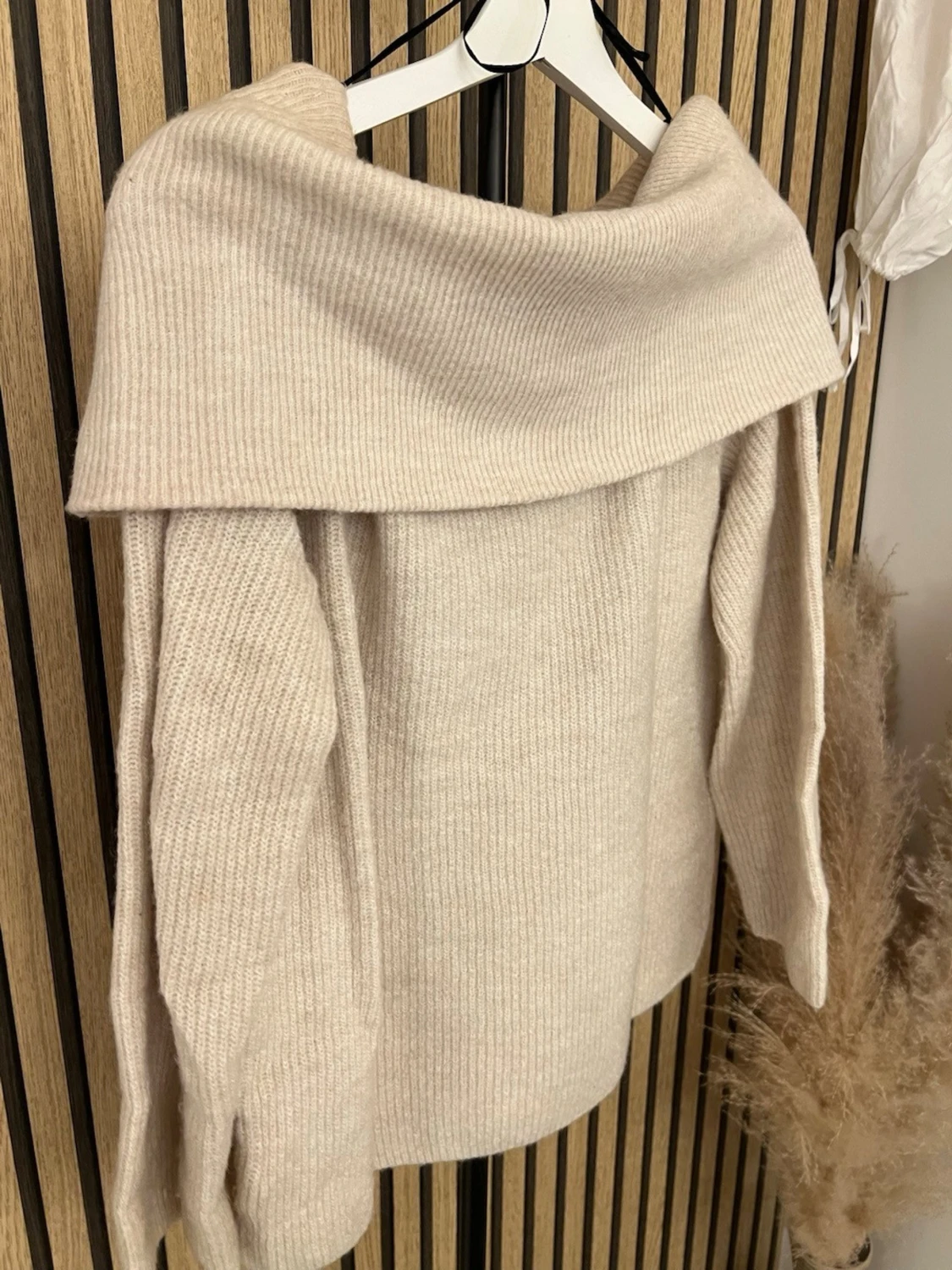 Beige stickad offshoulder tröja - 4
