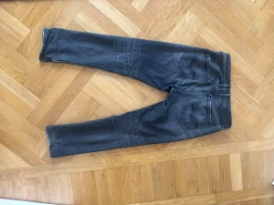 Grå Replay Grover Slim-Fit Jeans - Säljer ett par straight fit jeans i snygg färg och tvätt. Ej använda mycket, säljer då de inte passar. Nypris ~ 1300kr 