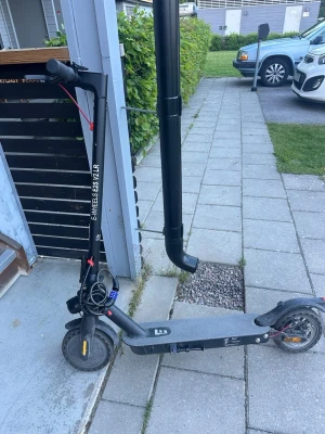 Svart elsparkcykel E-Wheels  - Säljer en svart elsparkcykel (e-wheels) som jag inte använder då jag har moppe. Den går i 20 km/h och är 6 månader gammal. Man får med låset som är med på bilderna och en laddare som inte är med. Kontakta mig om man vill ha bättre bilder och bild på laddaren!