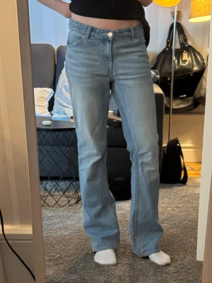 Ljusblå raka jeans i bomull - Säljer ett par ljusblå jeans. Midjemått: 38 cm. Innerbenslängd 79 cm