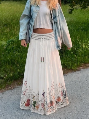 Midsommar kjol - Säljer den här sjukt fina vita maxi kjolen med broderi. Perfekt till midsommar eller sommarfest. Storlek M men passar mig som har XS då midjan är stretchig. Hör av er vid frågor❤️❤️