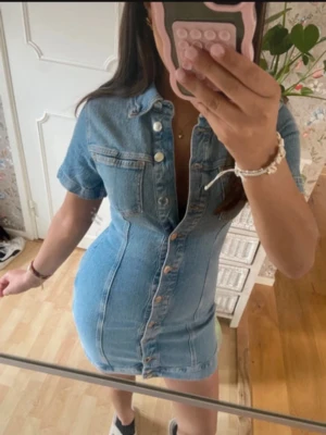 Jeansklänning  - Jeansklänning från Zara. Storlek xs. 