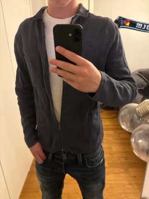 Overshirt från Bläck - Snygg o stilren klassisk overshirt med dragkedja. Storlek är S men skulle säga att den passar M även. 