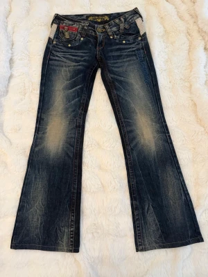Vintage Jeans - Super coola vintage RED PEPPER 1971 low waist bootcut jeans från Japan 🇯🇵 Mått direkt över; midjan: 34cm, höft: 40cm, lår: 20cm, innersöm: 71cm, yttersöm: 92cm 📏Eftersom jag inte passar i byxorna så har jag skrivit ner måtten, så har tyvärr inte några bilder. Tveka inte att skriva om du har övriga frågor❤️