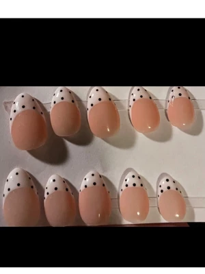 Press-on naglar med prickig fransk design - Skriv gärna vid frågor eller beställningar, finns i alla storlekar och i kort eller medium längd!!💗💕Lim ingår och de är återanvändbara💖