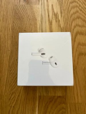 Apple AirPods Pro trådlösa hörlurar - Säljer ett par vita Apple AirPods Pro med ikonisk stilren design och silikonproppar för bästa passform. Hörlurarna är trådlösa och levereras i originalförpackning. Perfekta för musik, samtal och gaming på språng.