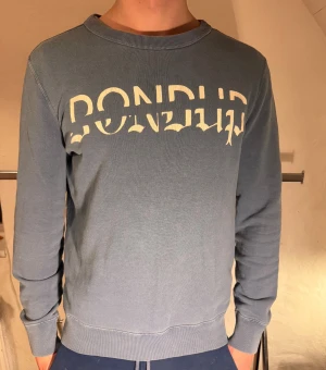 Dondup Tröja - Snygg blå sweatshirt från Dondup med coolt tryck. Färgen är ljusblå. Perfekt nu i vinter när det är lite kyligare. Skick 9-10✅ Storlek M          Nypris 2000kr Mitt pris 349kr 💳.   Modellen är 183cm - 70kg Hör av er vid frågor eller funderingar 📩