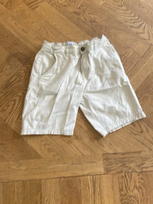 Tre par shorts - Tre olika shorts två ljusa och en mörk i storlek 160-164