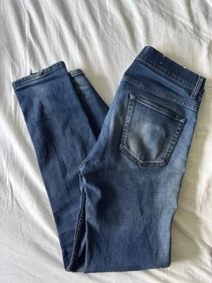Acne jeans - Snygga acne jeans med skön fade. Storlek 33/32 sitter mindre och i slim.