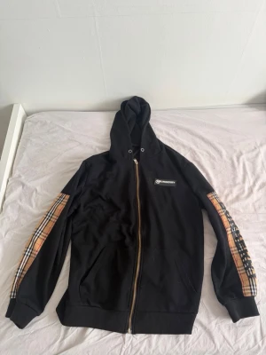 Burberry hoodie - Burberry hoodie, ganska använd men går ändå att bära utan problem den är mellan M och L 