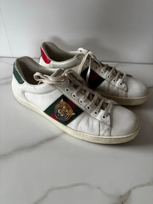 Gucci Ace - Säljer ett par riktigt feta vita Gucci Ace skor med lejon motiv. Skorna är i bra skick och passar bra till sommaren. Självklart autentiska! Storlek 44. Skriv vid frågor eller funderingar!🙌✅
