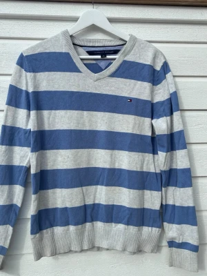 Randig stickad tröja Tommy Hilfiger - Tommy Hilfiger stickad. Storlek S 