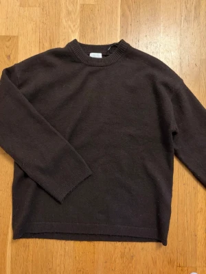 Brun stickad tröja  - Fin brun stickad tröja från H&M, storlek XS.