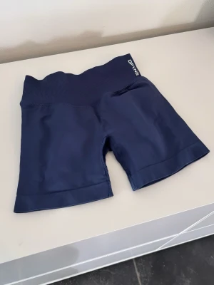 DFYNE shorts - Stl xs / 34. I nyskick! 250kr. Mörkblåa. Kan skicka el hämtas nära malmö 🤗Säljer även i andra färger